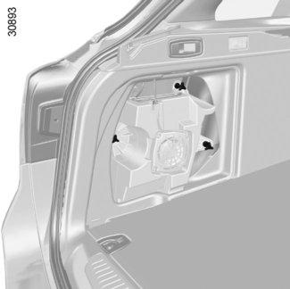 ACHTERLICHTEN EN ZIJLICHTEN: vervangen van een lamp (4/6) 16 B 15 18 17 Toegankelijkheid voor auto s met een luidspreker in de bagageruimte linkerkant Maak vanuit de bagageruimte, het tapijt aan de