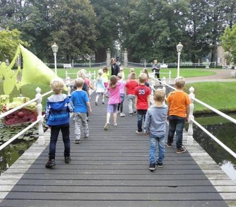 Samen met een museumdocent bekijken ze portretten in het kasteel en gaan in gesprek over kleding, houding en gezichtsuitdrukking. Wie is het grootste feestbeest?