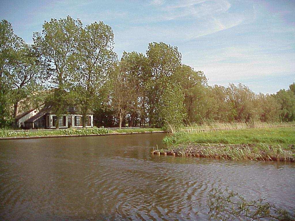 De Dokkumer Ee bij Birdaard 4.3 Recente ontwikkelingen Na de Tweede Wereldoorlog is op het platteland van Oostergo de modernisering van de landbouw met verve aangepakt.