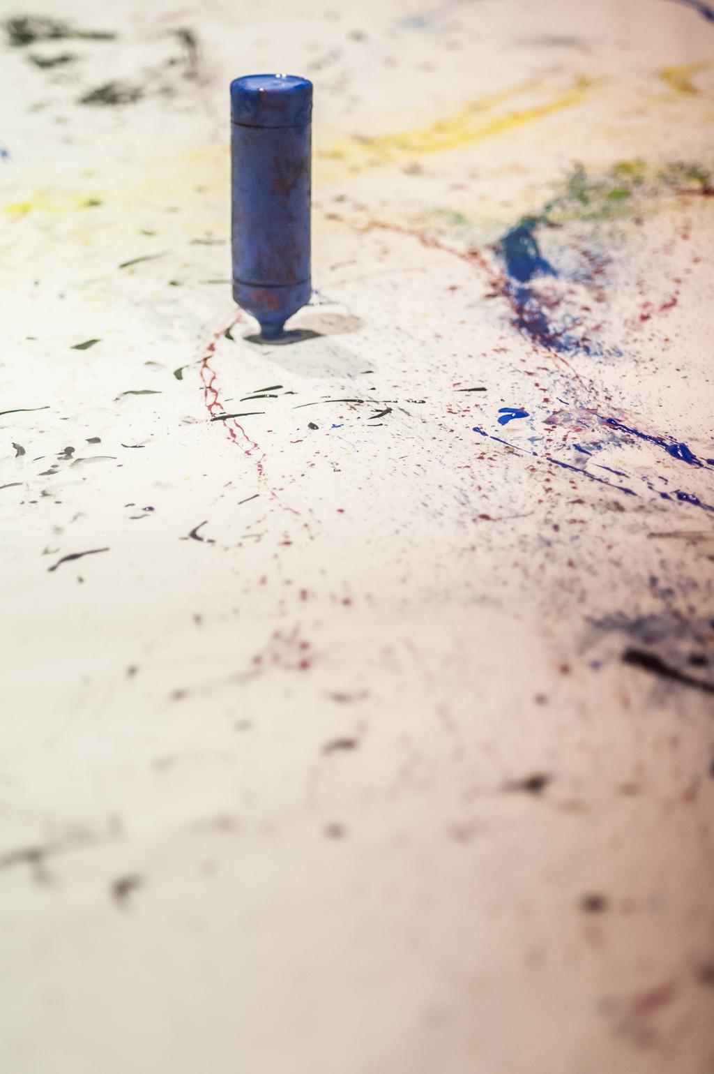 WAAR GAAN JULLIE NAAR KIJKEN? Camiel probeert het schilderij Blue Poles van zijn grote voorbeeld Jackson Pollock na te maken. Maar hoe krijgt hij de juiste vlek op de juiste plek?