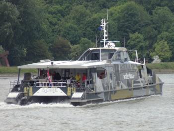 Ook lopen we over een klepbrug, wandelen we door de Catharinapoort en gaan we via de "Moedernegotie" kade naar het Zakkendragershuisje.