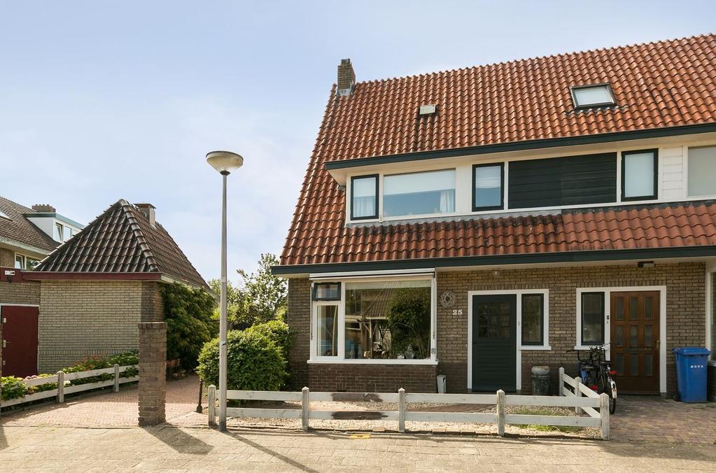 Inleiding TE KOOP: EENGEZINS HOEKWONING MET 4 SLAAPKAMERS, RIANTE EIGEN OPRIT EN VRIJSTAANDE STENEN GARAGE Dit is het huis van Jim en Joyce.