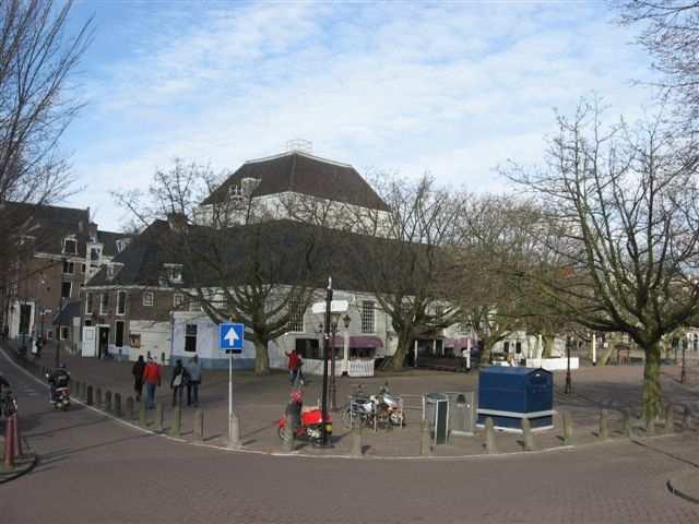 Het Amstelveld met de plantenmarkt op