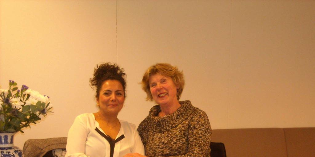 Eltje Brill (links) Mastoora Sultani (links) samen met Janneke Rentema (rechts) In Janneke Rentema en Marja Putman vond Mastoora gelijkgestemde vrouwen die haar hielpen om dat idee tot uitvoering te