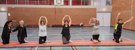 Les wordt aangeboden in blokken waar onder: steps, circuit training en vloeroefeningen. Iedere les wordt afgesloten met ontspanningsoefeningen.