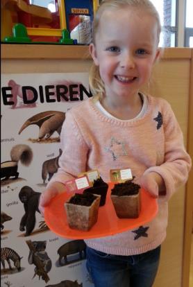 Ook hebben wij mooie Paasschilderijen gemaakt en gingen alle kinderen met een chocolade-lolly naar De moestuintjes die je bij een supermarkt krijgt, vinden wij erg leuk.