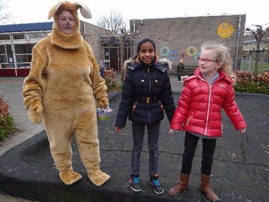 De ouderraad heeft dit paasfeest op school georganiseerd.