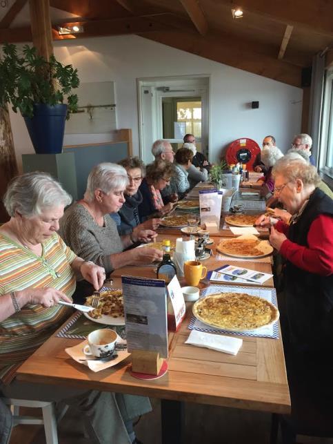 Goede doelen In natura door inzet bussen van Klaartje In 2016 hebben we weer diverse tochten gemaakt voor de Lyons en SSCC. In april de Lyons-bloesemtocht met 2 bussen.