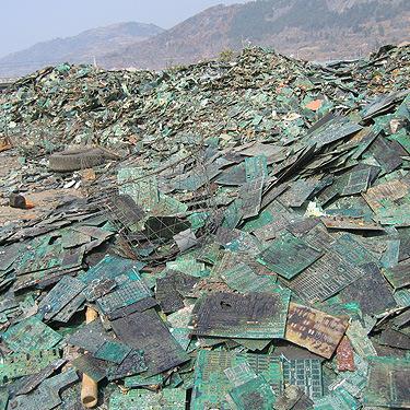 uitsluitend in ontwikkelingslanden bestaat de recyclagemarkt uit kleine inefficiënte bedrijfjes. Dat gaat meestal gebaseerd met zeer zware pollutie.