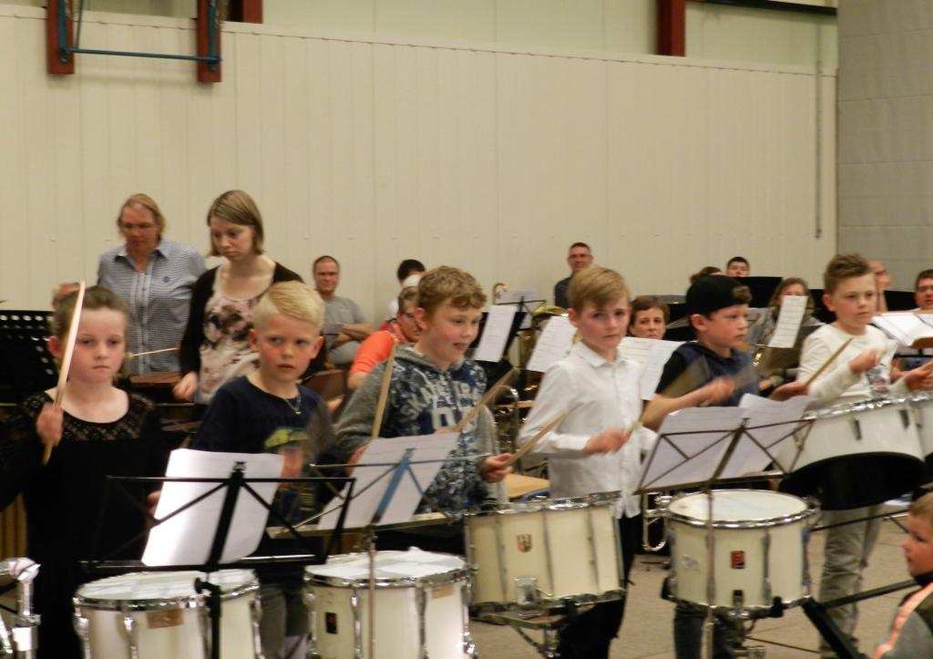 Hoogtepunt van de avond was wel het gezamenlijk nummer Samba de Janeiro. Onder de bezielende leiding van dirigente Miranda Wolters werd de sporthal omgetoverd tot een ware feestzaal.