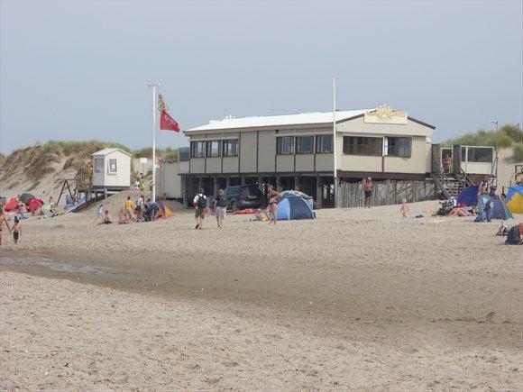 4 km kunnen we in strandpaviljoen "De Zeester" genieten van een heerlijke kop koffie of thee. Vervolgens zetten we onze wandeling door het duingebied voort richting het toeristische Zoutelande.