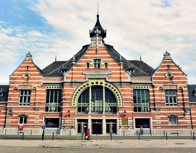 Op een echte spoorlijn ontdek je de evolutie op het vlak van techniek en veiligheid. Door de glazen vitrine zie je 'Le Belge', de eerste in België gebouwde locomotief.