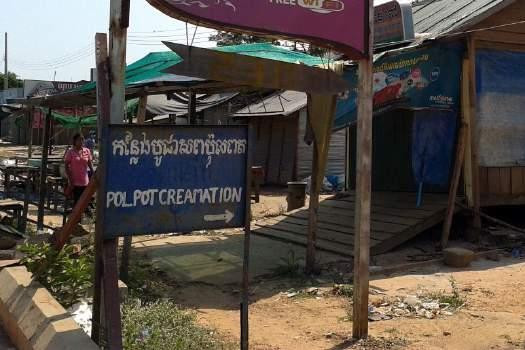 Eenvoudiger bereikbaar zijn de plaatsen waar Pol Pot berecht en gecremeerd werd, het graf van Ta Mok en twee van diens huizen. Binnen Anlong Veng ligt de op initiatief van Ta Mok aangelegde baray.
