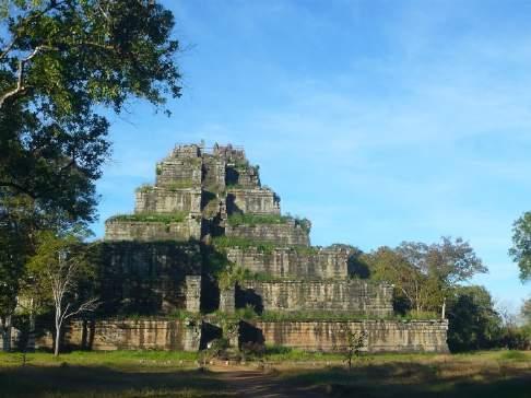 Dag 11 Koh Ker en Beng Mealea We vertrekken vroeg naar Koh Ker, tempel uit de periode 928-944 toen hier de hoofdstad van het Khmer rijk was.