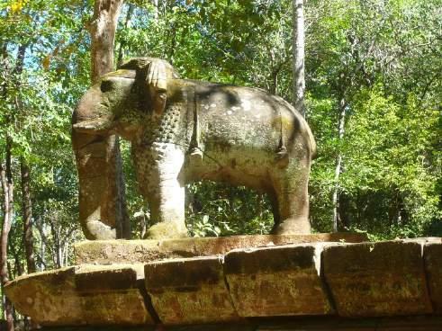 Degenen die Koh Ker bezoeken (zo veel zijn het er niet) doen dat meestal vanuit het veel verder gelegen Siem Reap en komen pas veel later aan.