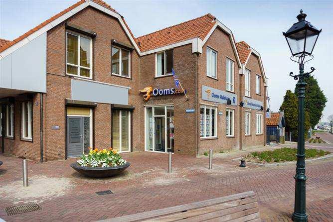 CONTACT Ooms Noordkade 15 3201 AZ SPIJKENISSE T 0181-692333 E spijkenisse@ooms.com W www.ooms.com Persoonlijk en dichtbij Ooms is sinds 1927 uw vertrouwde makelaar in de regio die denkt in oplossingen.