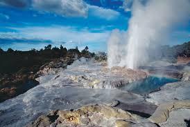 Tijdens de wandeling je getrakteerd met een prachtig uitzicht op de vulkanen (Mount Doom uit de Lord of the Rings), lavavelden en epische blauwe meren.