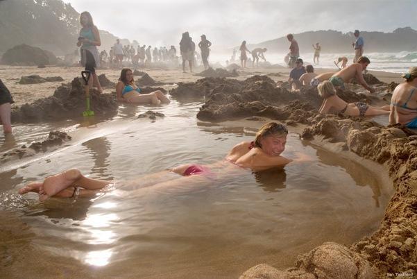 Hot Water Beach Tijdens eb komt er een deel van het strand vrij waar een warmwaterbron net onder het oppervlakte verscholen zit. Dit warme grondwater is makkelijk te bereiken door een gat te graven.