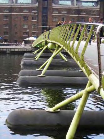 10.4.7 Ontwerpoplossing Landtong West Drijvende en Tijdelijke brug De drijvende brug naar Landtong West is een verbinding waarbij de brug zich aanpast aan de waterstand in de nevengeul.