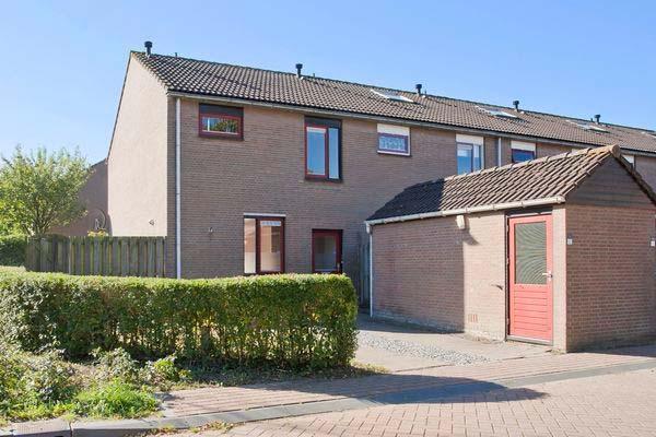 Te Koop Kamp 1420 Fraai gelegen HOEKWONING met vrijstaande stenen berging, 3 slaapkamers (mogelijkheden voor het creëren van 4 slaapkamers), parkeergelegenheid op eigen terrein, keurige inbouwkeuken