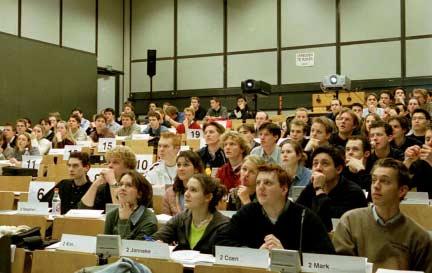 Cases Met behulp van de verschillende case-studies zien de studenten zichzelf geplaatst in de positie van de mensen die belangrijke besluiten moeten nemen in de betreffende projecten.