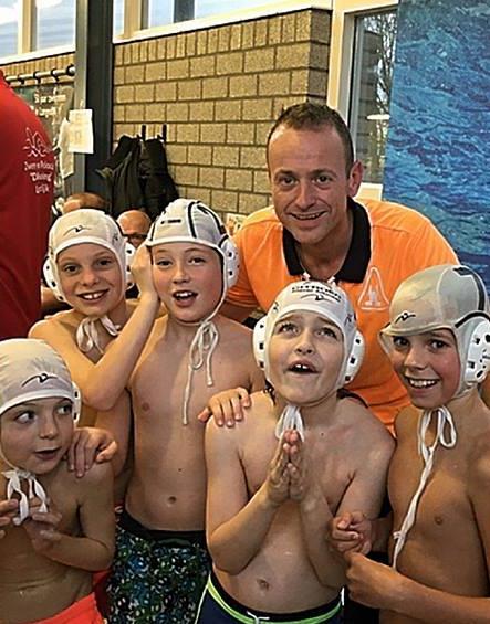 Scholenwaterpolo-toernooi Op zondag 5 maart deed één team van de Phoenix mee aan het scholenwaterpolo-toernooi georganiseerd door ZPC de Reuring. Wij gingen op zondag 5 maart waterpoloën.