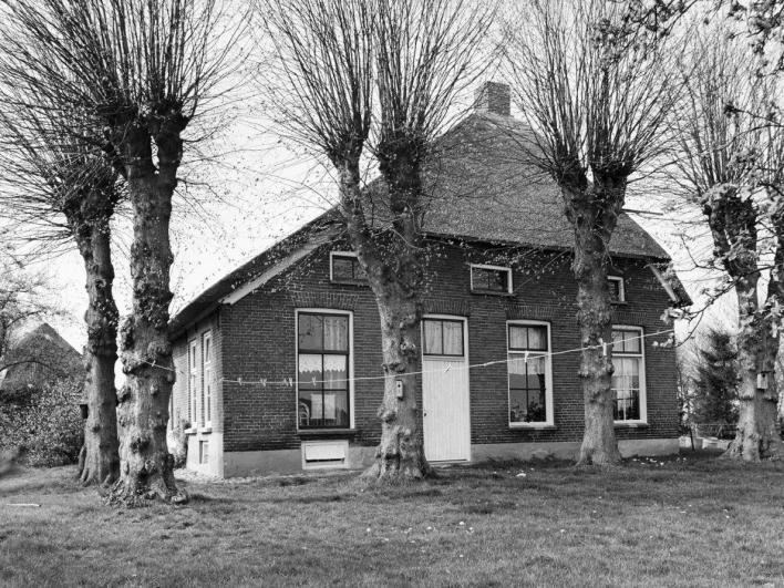 De boerderij heeft een rieten dakbedekking en schuren met wanden van hout. Het Uilenbord op de nok van de boerderij gaf, zoals de naam al doet vermoeden, uilen toegang tot de boerderij.