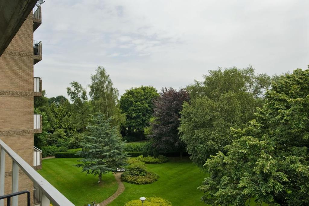 Balkon Het balkon is gesitueerd op het oosten en biedt u een zeer fraai uitzicht over het openbare groen.