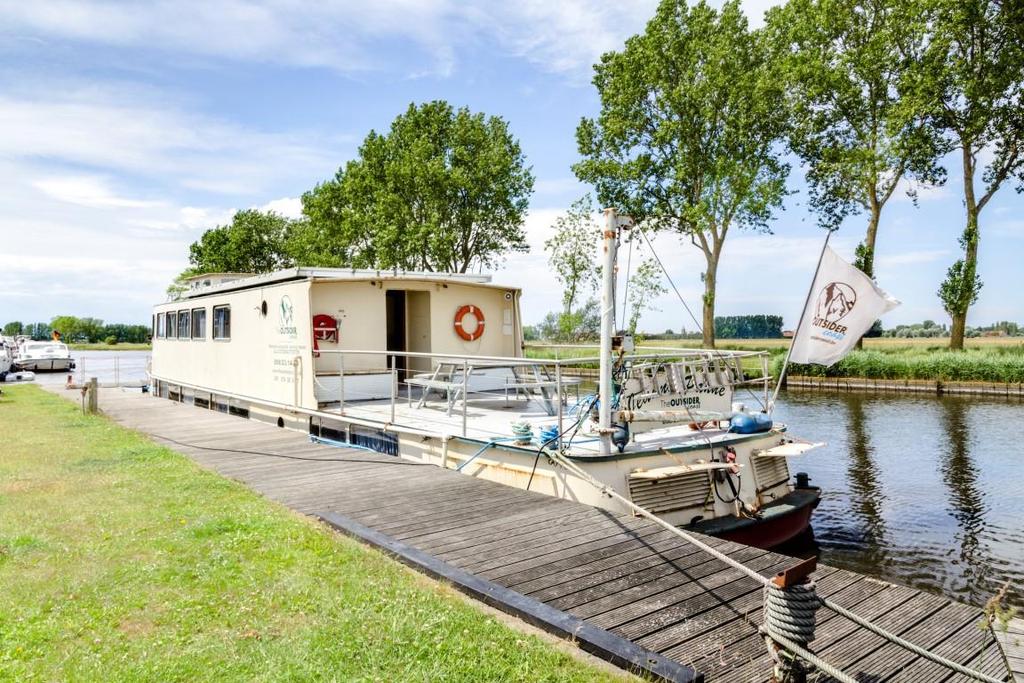 SCHIP JEANNE PANNE 8142 Logeerboot! Op de Jeanne Panne in Nieuwpoort kan je slapen met 18 personen in 6 kajuiten voor telkens 3 personen.