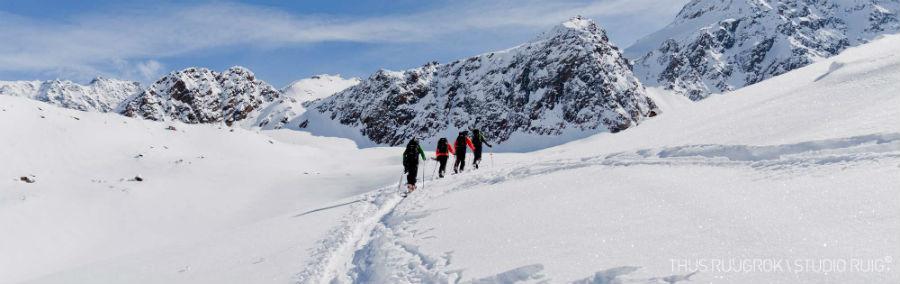 INFORMATIEDOCUMENT HAUTE ROUTE Van Chamonix naar Zermatt, langs de hoogste bergen van de Alpen: de haute route werd in 1911 voor het eerst als skitoer gedaan.
