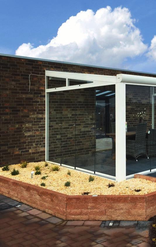 Complete tuinkamers MET GLASSCHUIFWANDEN Het ultieme glasparadijs Creëer een extra leefruimte met een tuinkamer met glasschuifwanden.