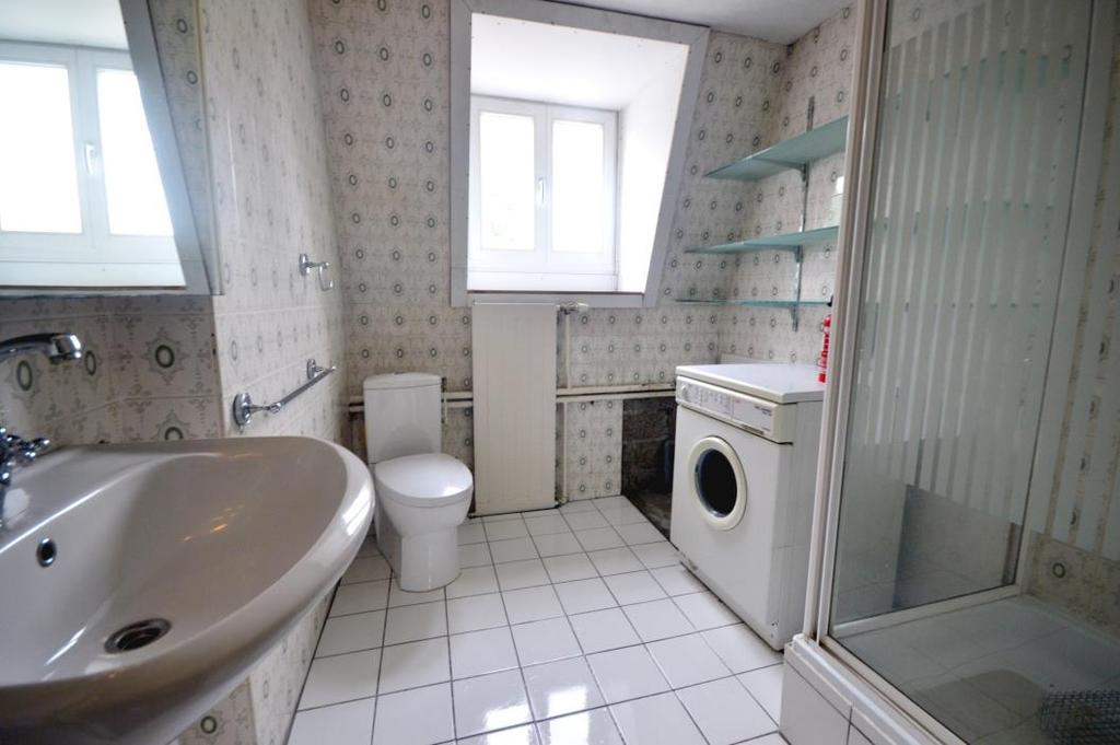 Badkamer voorzien van douche, toilet, wastafel, wasgoed aansluitingen en dakkapel. Extra info: - Terras kan vergroot worden door hobbyruimte te verwijderen.