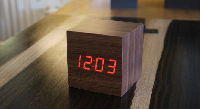 Click Clock Red LED Cube geeft afwisselend tijd, datum en temperatuur weer geluidsgeactiveerde of permanente display 12/24uur en C/ F