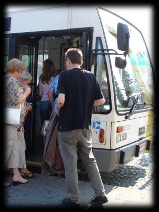 De Lijn in cijfers 2011 Vlaanderen West-Vlaanderen Personeelsleden 8.565 1.206 Voertuigen 4.140 621 Trams 355 50 Bussen De Lijn 2.360 362 Bussen exploitanten 1.