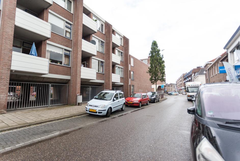 TE HUUR Appartement met vaste parkeerplaats Mariagardestraat 143 Roermond WILT U WONEN IN HARTJE CENTRUM ROERMOND MET EEN EIGEN PARKEERPLAATS OP EEN AFGESLOTEN TERREIN EN VOOR EEN AANTREKKELIJKE
