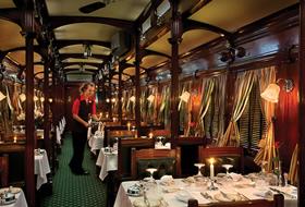 Eten & drinken aan boord Restaurantrijtuigen In het midden van de trein bevinden zich twee smaakvol gerestaureerde restaurantrijtuigen uit het Edwardiaanse en Art Deco tijdperk.