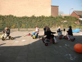 De buitenspeelruimte Wij spelen als het weer het toelaat dagelijks buiten op het plein dat grenst aan de speelzaal.