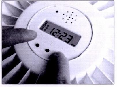 DE ALARMEN INSTELLEN 1) Druk knop 1 in en laat deze los. Het alarm 1 symbool zal gaan knipperen. Om het 1 e alarm in te stellen, drukt u op knop 2 voor de uren en knop 3 voor de minuten.