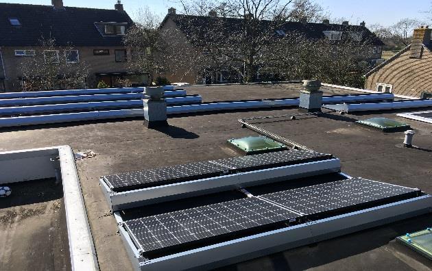 We hebben namelijk zonnepanelen op ons dak gekregen! In zonnepanelen zitten zonnecellen die zonlicht omzetten in elektriciteit. Een zonnepaneel heeft een oppervlakte van ongeveer 1 m².