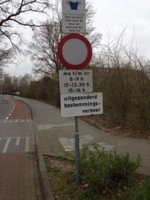 Afgelopen dinsdag tussen de middag zijn er waarschuwingsbonnen uitgedeeld aan alle automobilisten die hun auto voorbij de school geparkeerd hadden.