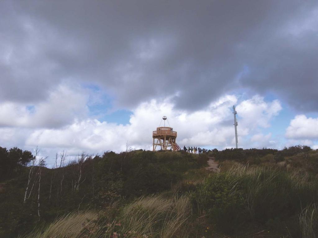 2015 - De eerste proeftoren De eerste proeftoren Camera Batavia was te zien tijdens Oerol 2015 op een van de hoogste punten van het eiland Terschelling, het Seinpaalduin.