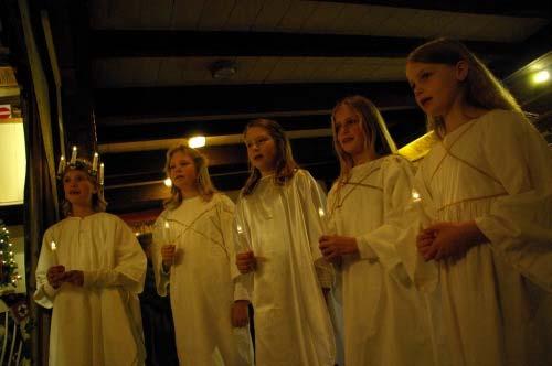 Borg en koetshuis zijn feestelijk versierd met groendecoraties. In de borg staat de kerstboom opgesteld en de eetkamertafel is gedekt. Er wordt muziek gemaakt en er worden verhalen verteld.