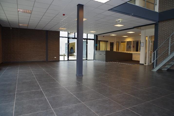 Indeling kantoorpand en showroom Begane grond Fraaie entreepartij, met showroom van circa 130 m² welke is