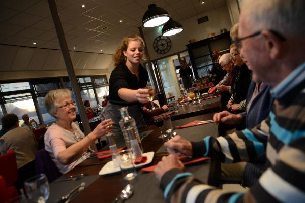 en de ouders van de leerlingen komen steeds vaker eten.