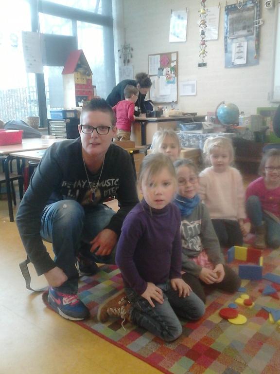 Kindervriend Dat Linda een kindervriend is blijkt ook uit haar bijdrage aan Jeugdvakantiewerk Esbeek. Al 16 jaar lang zit ze bij de organisatie.