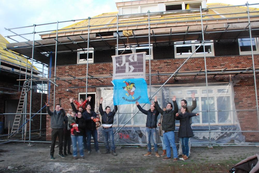 Haaikneutervlag in top bij Straterswoningen. Vrijdag 16 januari hebben we gevierd dat we het hoogste punt in de bouw van onze woningen hebben bereikt. Daarom hebben we de vlag gehesen in de bouwkraan.