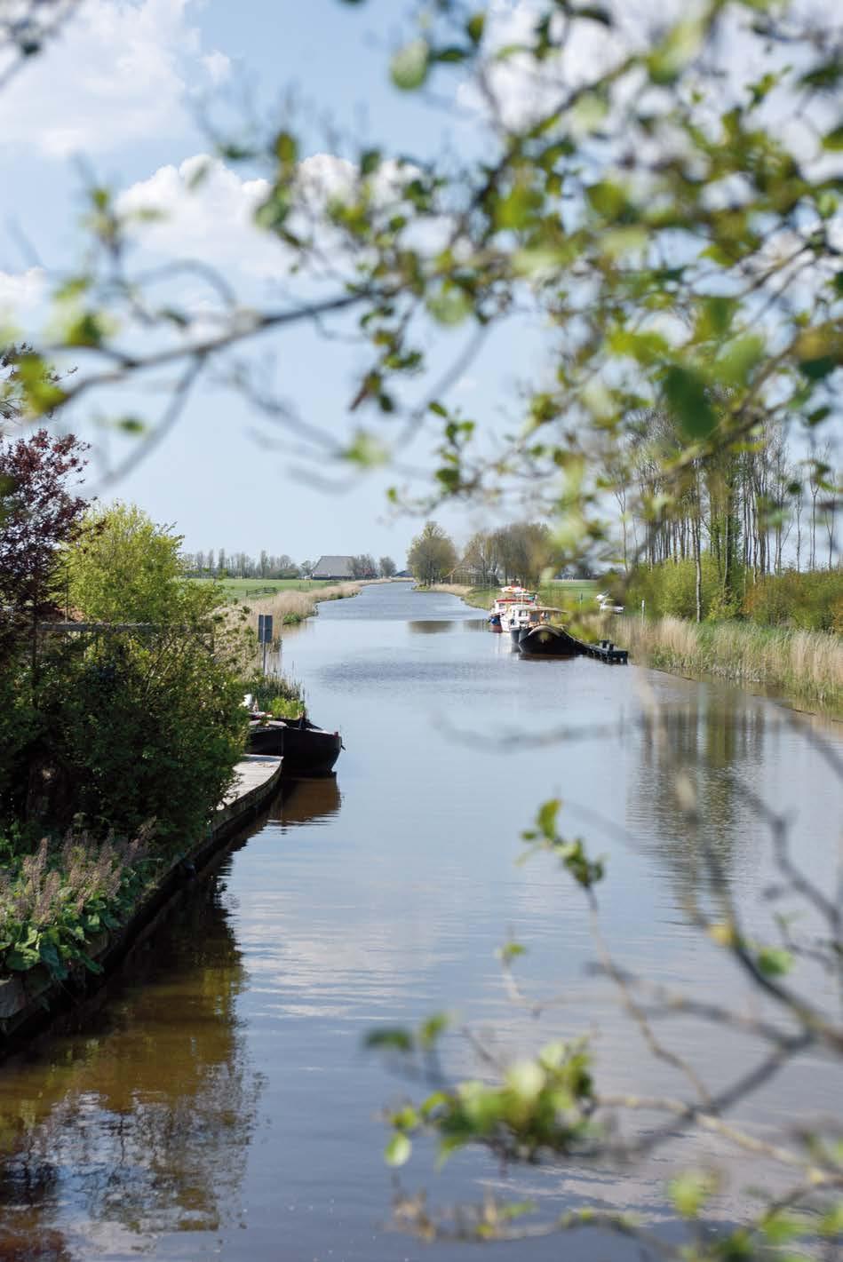 FIETSROUTE LEEUWARDEN Als we verder fietsen richting Dokkum passeren we het mooie dorpje Burdaard, dat zich uitstrekt langs de Dokkumer Ee.