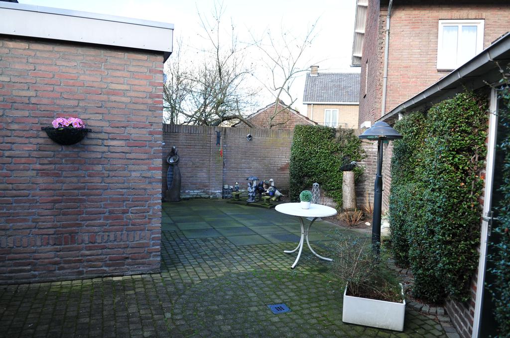 Algemeen Inhoud circa 380 m3 exclusief de garage. Nieuwe gas cv combiketel Nefit geplaatst in december 2014. Zonne-screens in de erker. Grotendeels rolluiken. Het huis is opnieuw opgevoegd.