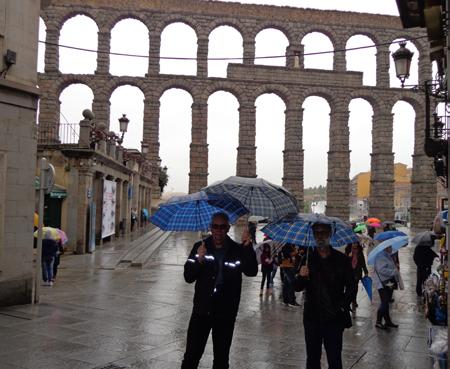 We bezoeken Segovia (ong. 100 km buiten Madrid), dus niet Toledo NIET TE MISSEN... zelfs fantastisch in de regen - blz.