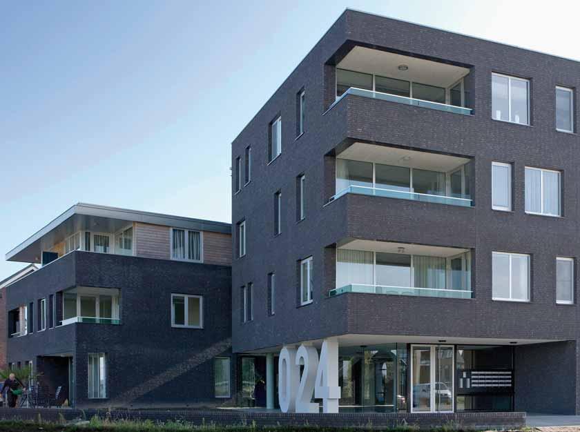 VERGOUWEN & VAN RIJEN ARCHITECTEN BNA IK DENK ALTIJD IN ALUMINIUM Hoewel de makelaar het in de markt zette als Cluster 11, heeft het woningcomplex in de wijk Schoenmakershoek aan de Leurse Dijk in